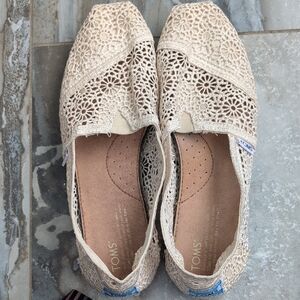TOMS Women's Beige Crochet Flats